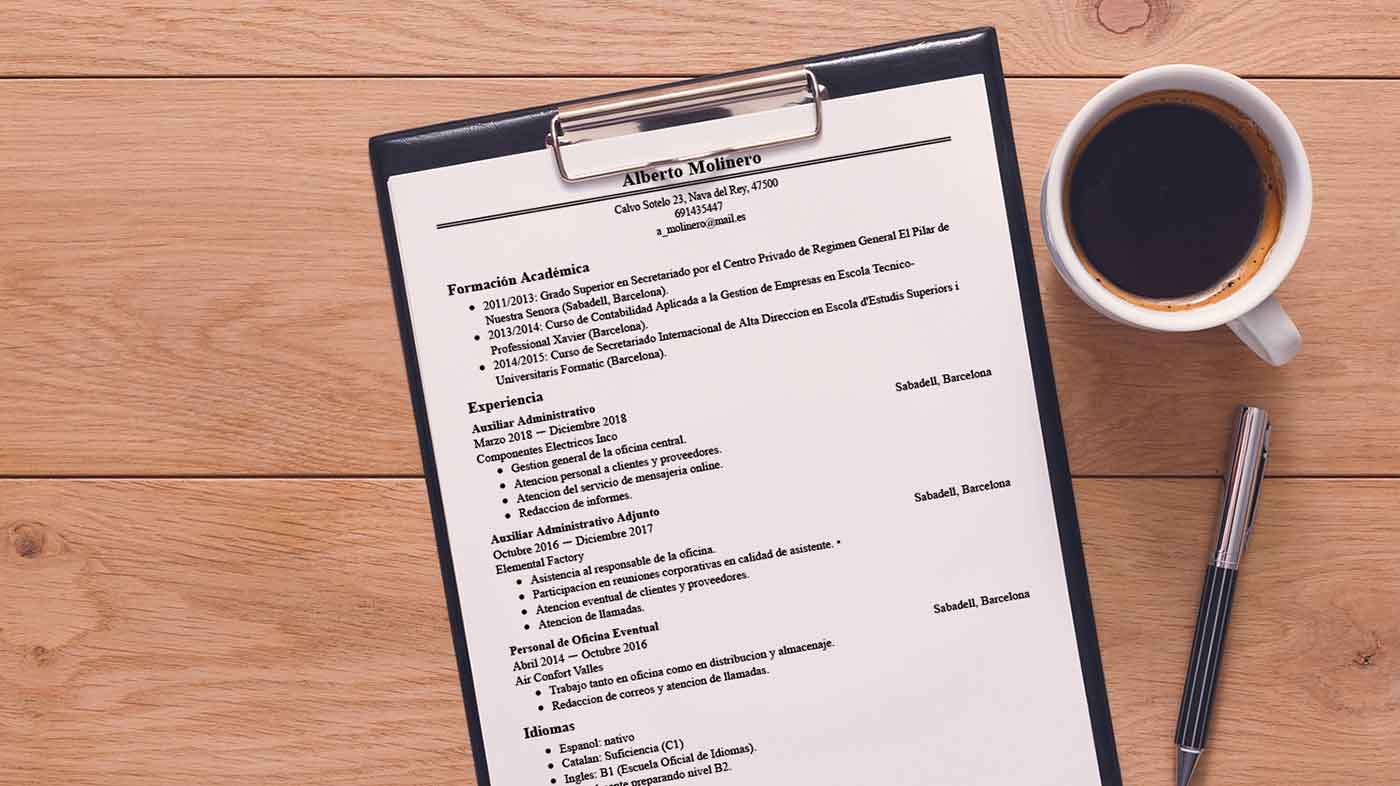 ejemplo de curriculum vitae online y un bolígrafo con una taza de café