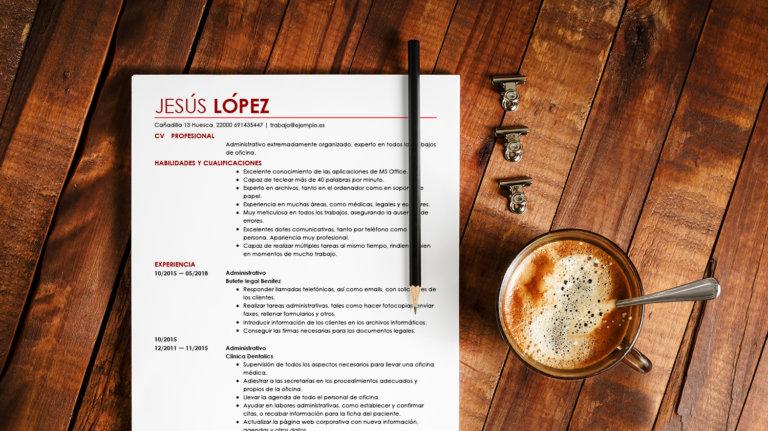 ejemplo de curriculum vitae con taza de cafe y un lapiz