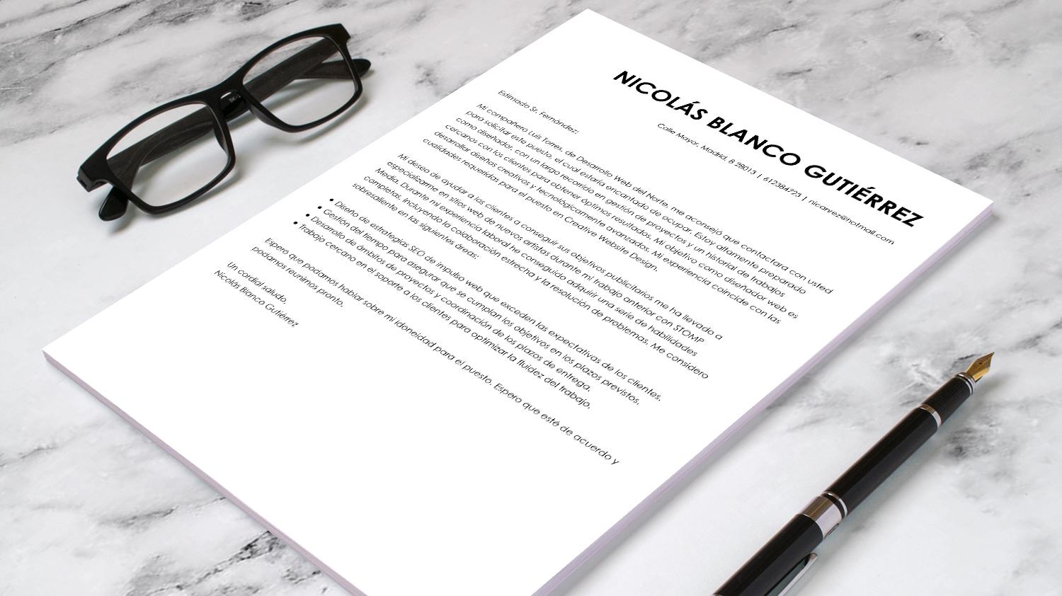 modelo de carta de presentación con lentes y un bolígrafo