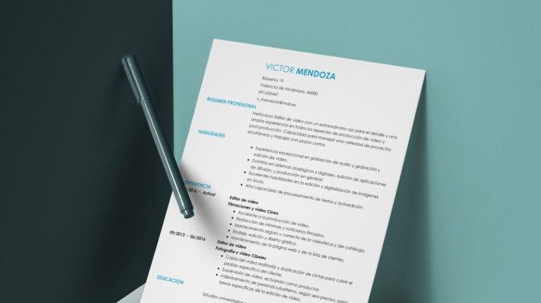 modelo de curriculum vitae y un bolígrafo